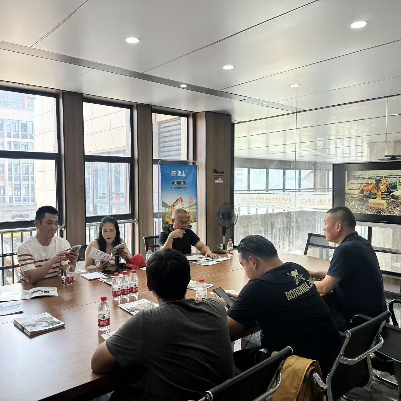 คณะผู้เชี่ยวชาญการรถไฟไทยเยี่ยมชมและตรวจสอบการทำงานที่มีประสิทธิภาพของเครื่องตัดรางรถไฟ