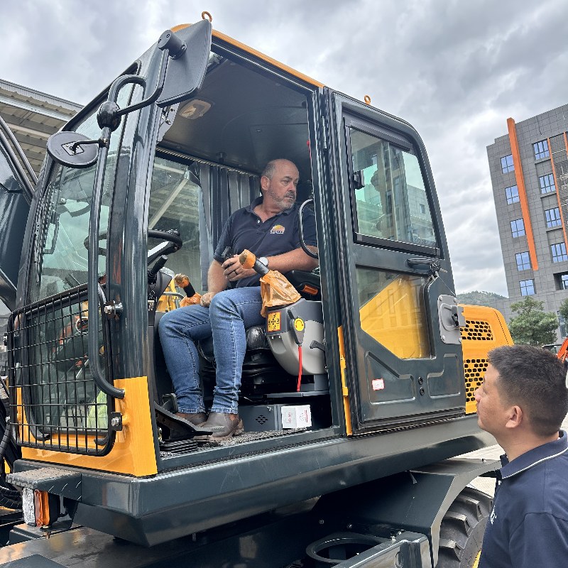คณะผู้แทนลูกค้าระดับสูงจากแอฟริกาใต้เข้าเยี่ยมชมบริษัท Jinggong Railway Excavator: กระชับความร่วมมือระหว่างประเทศและสนับสนุนการก่อสร้างทางรถไฟทั่วโลก
