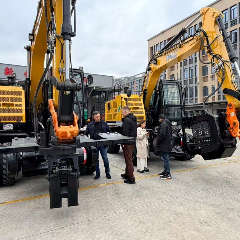 ลูกค้าชาวรัสเซียเข้าเยี่ยมชมบริษัท Jinggong Excavator เพื่อตรวจสอบอุปกรณ์รถขุดรางรถไฟ