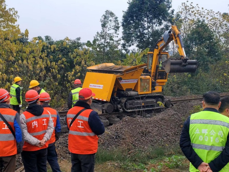 Extreme Cold Challenge, Calmly Coping: Jinggong Railway Excavators Roaming on the Summit of Frozen Soil