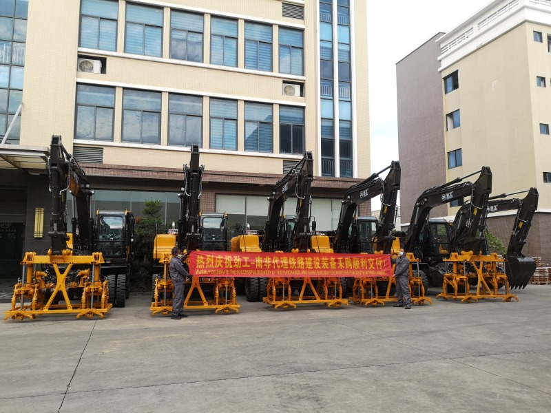 The King of Narrow Tracks: How to Break Through the Construction Bottlenecks of Mountain Railway with Compact Excavators?