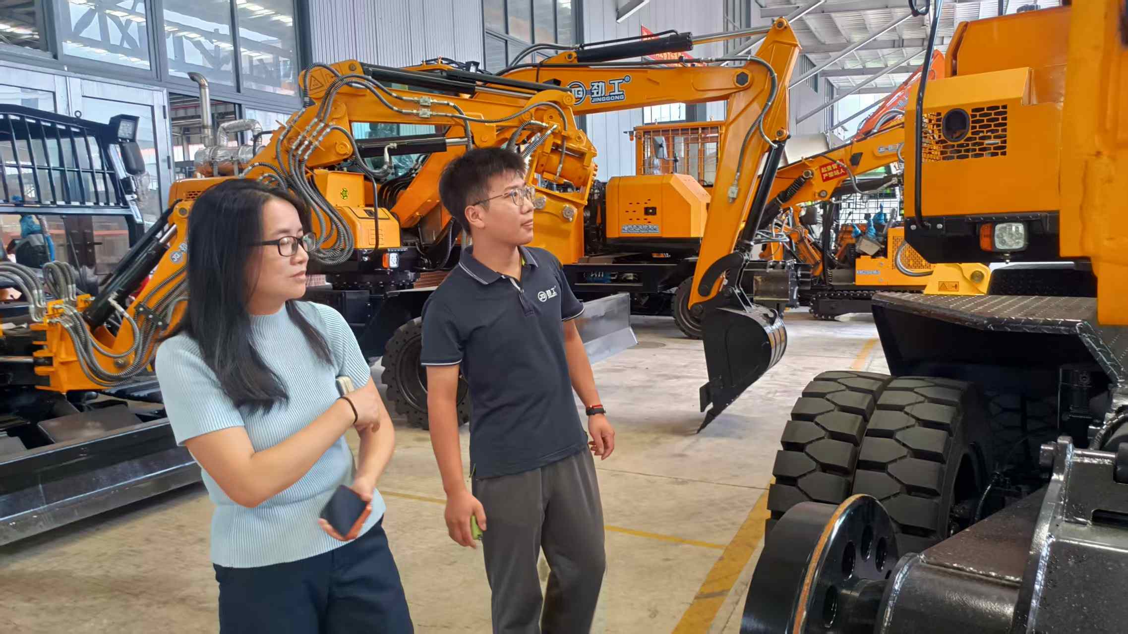 ลูกค้าชาวรัสเซียเยี่ยมชมบริษัท Quanzhou JINGGONG Machinery เพื่อตรวจสอบเครื่องจักรและหารือทางเทคนิคเกี่ยวกับรถขุดเหมืองแร่ ณ สถานที่จริง
